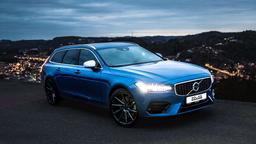 Imaz Wheels IM5R Grå aluminiumfälg monterade på bil i stämnigsfull miljö