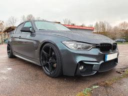 Imaz Wheels IM14 Svart aluminiumfälg monterade på bil i stämnigsfull miljö