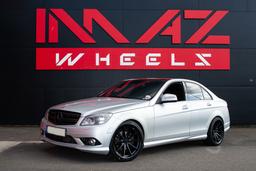 Imaz Wheels FF675 Sort aluminiumsfælge monteret på bil i en stemningsfuld omgivelse