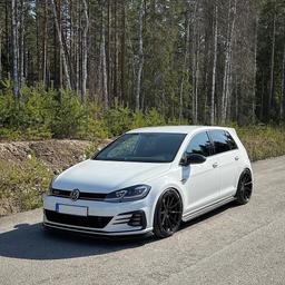 Imaz Wheels FF499 Sort aluminiumsfælge monteret på bil i en stemningsfuld omgivelse