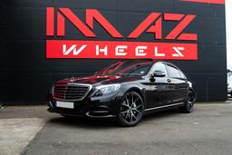 Imaz Wheels FF593 Grå aluminiumsfælge monteret på bil i en stemningsfuld omgivelse