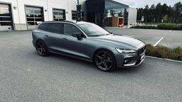Imaz Wheels IM14 Grå aluminiumsfælge monteret på bil i en stemningsfuld omgivelse