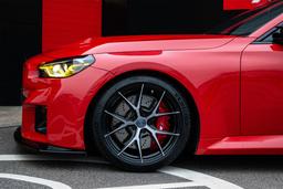 Imaz Wheels FF593 Grå aluminiumsfælge monteret på bil i en stemningsfuld omgivelse