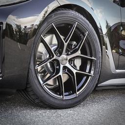 ABS Wheels F5 Musta alumiinivanteet asennettuna autoon tunnelmallisessa ympäristössä