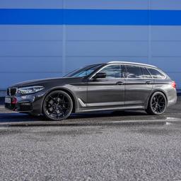 ABS Wheels F5 Sort aluminiumsfælge monteret på bil i en stemningsfuld omgivelse