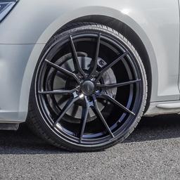 ABS Wheels F15 Sort aluminiumsfælge monteret på bil i en stemningsfuld omgivelse