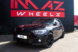 Imaz Wheels FF2 Svart aluminiumsfelger montert på bil i en stemningsfull omgivelse