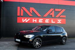 Imaz Wheels IM5L Svart aluminiumfälg monterade på bil i stämnigsfull miljö