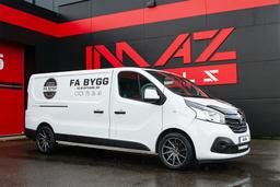 Imaz Wheels IM5L Grå aluminiumfälg monterade på bil i stämnigsfull miljö