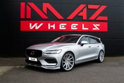 Imaz Wheels IM5L Sølv aluminiumsfælge monteret på bil i en stemningsfuld omgivelse