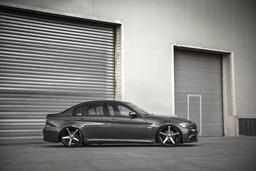 ABS Wheels 355 Sort aluminiumsfælge monteret på bil i en stemningsfuld omgivelse