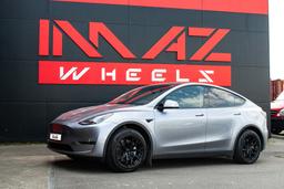 Imaz Wheels FF90 Svart aluminiumfälg monterade på bil i stämnigsfull miljö