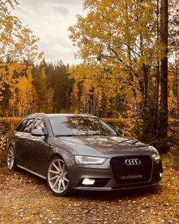 Imaz Wheels IM5L Silver aluminiumfälg monterade på bil i stämnigsfull miljö