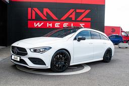 Imaz Wheels FF6 Sort aluminiumsfælge monteret på bil i en stemningsfuld omgivelse