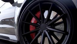 Imaz Wheels FF675 Svart aluminiumsfelger montert på bil i en stemningsfull omgivelse