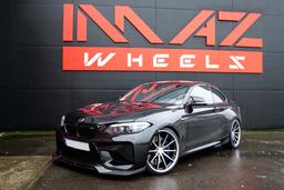 Imaz Wheels FF675 Svart aluminiumsfelger montert på bil i en stemningsfull omgivelse