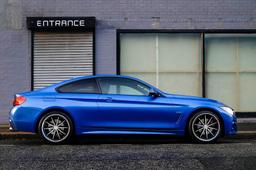 Imaz Wheels FF675 Svart aluminiumsfelger montert på bil i en stemningsfull omgivelse