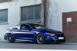 Imaz Wheels FF675 Svart aluminiumsfelger montert på bil i en stemningsfull omgivelse