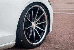 Imaz Wheels FF675 Svart aluminiumsfelger montert på bil i en stemningsfull omgivelse
