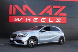 Imaz Wheels FF499 Sort aluminiumsfælge monteret på bil i en stemningsfuld omgivelse