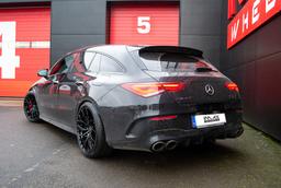 Imaz Wheels FF90 Svart aluminiumsfelger montert på bil i en stemningsfull omgivelse