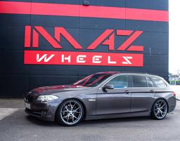 Imaz Wheels FF593 Sølv aluminiumsfælge monteret på bil i en stemningsfuld omgivelse