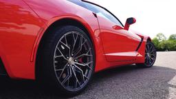 Imaz Wheels FF90 Grå aluminiumsfælge monteret på bil i en stemningsfuld omgivelse