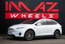 Imaz Wheels FF90 Grå aluminiumsfælge monteret på bil i en stemningsfuld omgivelse