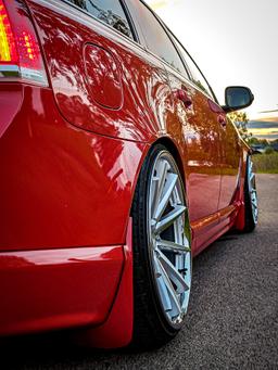 Imaz Wheels FF675 Hopea alumiinivanteet asennettuna autoon tunnelmallisessa ympäristössä