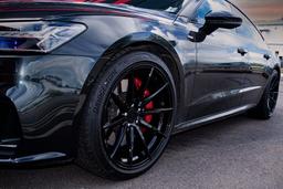 Imaz Wheels FF499 Sort aluminiumsfælge monteret på bil i en stemningsfuld omgivelse