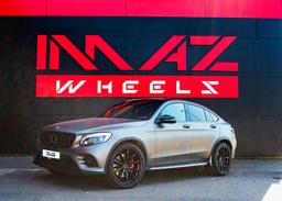 Imaz Wheels FF499 Sort aluminiumsfælge monteret på bil i en stemningsfuld omgivelse