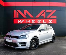 Imaz Wheels FF499 Sort aluminiumsfælge monteret på bil i en stemningsfuld omgivelse