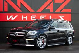Imaz Wheels FF499 Hopea alumiinivanteet asennettuna autoon tunnelmallisessa ympäristössä