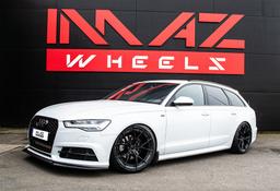 Imaz Wheels FF2 Sort aluminiumsfælge monteret på bil i en stemningsfuld omgivelse