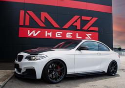 Imaz Wheels FF593 Musta alumiinivanteet asennettuna autoon tunnelmallisessa ympäristössä