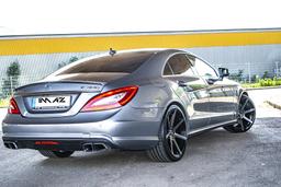 Imaz Wheels FF556 Grå aluminiumsfælge monteret på bil i en stemningsfuld omgivelse