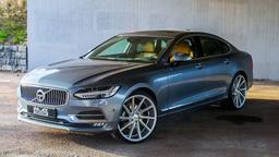 Imaz Wheels IM5R Sølv aluminiumsfelger montert på bil i en stemningsfull omgivelse