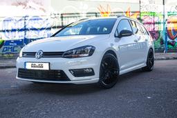 Imaz Wheels FF517 Musta alumiinivanteet asennettuna autoon tunnelmallisessa ympäristössä