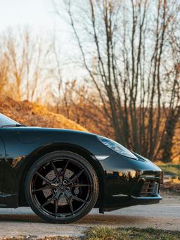 Imaz Wheels FF593 Musta alumiinivanteet asennettuna autoon tunnelmallisessa ympäristössä