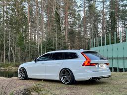 Imaz Wheels FF6 Grå aluminiumfälg monterade på bil i stämnigsfull miljö