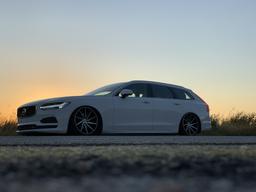 Imaz Wheels IM5L Sort aluminiumsfælge monteret på bil i en stemningsfuld omgivelse