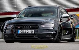 Imaz Wheels FF517 Svart aluminiumfälg monterade på bil i stämnigsfull miljö