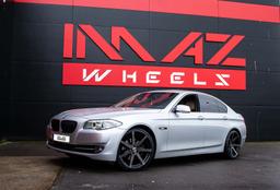 Imaz Wheels FF556 Grå aluminiumfälg monterade på bil i stämnigsfull miljö