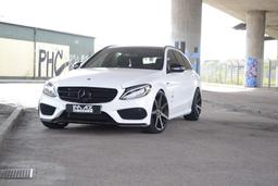 Imaz Wheels FF556 Grå aluminiumfälg monterade på bil i stämnigsfull miljö