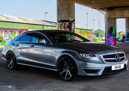 Imaz Wheels FF556 Grå aluminiumfälg monterade på bil i stämnigsfull miljö