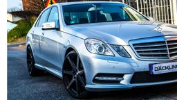 Imaz Wheels FF556 Grå aluminiumfälg monterade på bil i stämnigsfull miljö