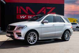 Imaz Wheels FF675 Silver aluminiumfälg monterade på bil i stämnigsfull miljö