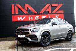 Imaz Wheels FF517 Svart aluminiumfälg monterade på bil i stämnigsfull miljö