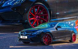 Imaz Wheels IM5R Rød aluminiumsfelger montert på bil i en stemningsfull omgivelse