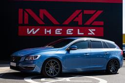 Imaz Wheels IM5R Grå aluminiumsfælge monteret på bil i en stemningsfuld omgivelse